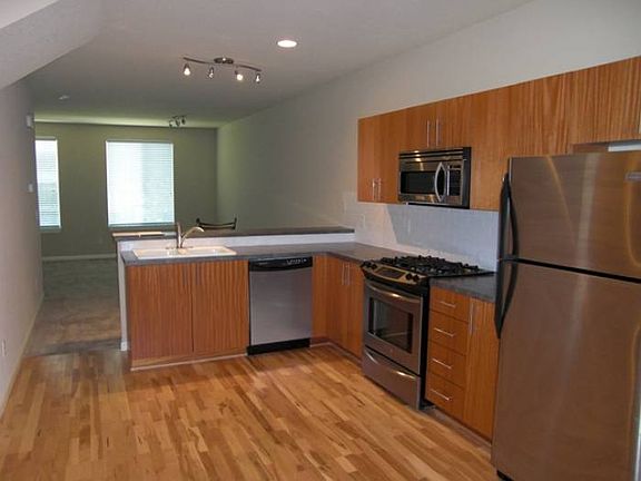 Kitchen w/Upgraded Applia