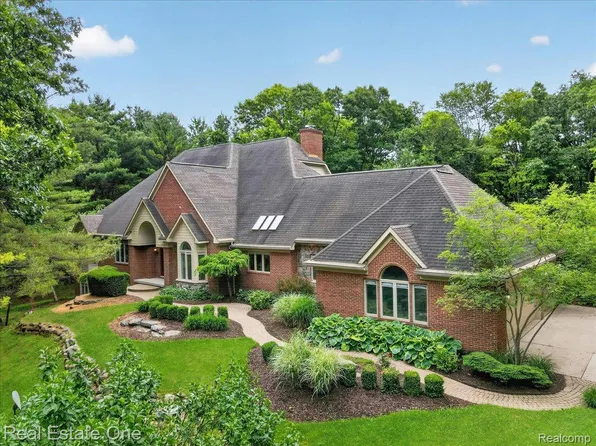 425 Courtney Rd, Lakeville, MI 48367