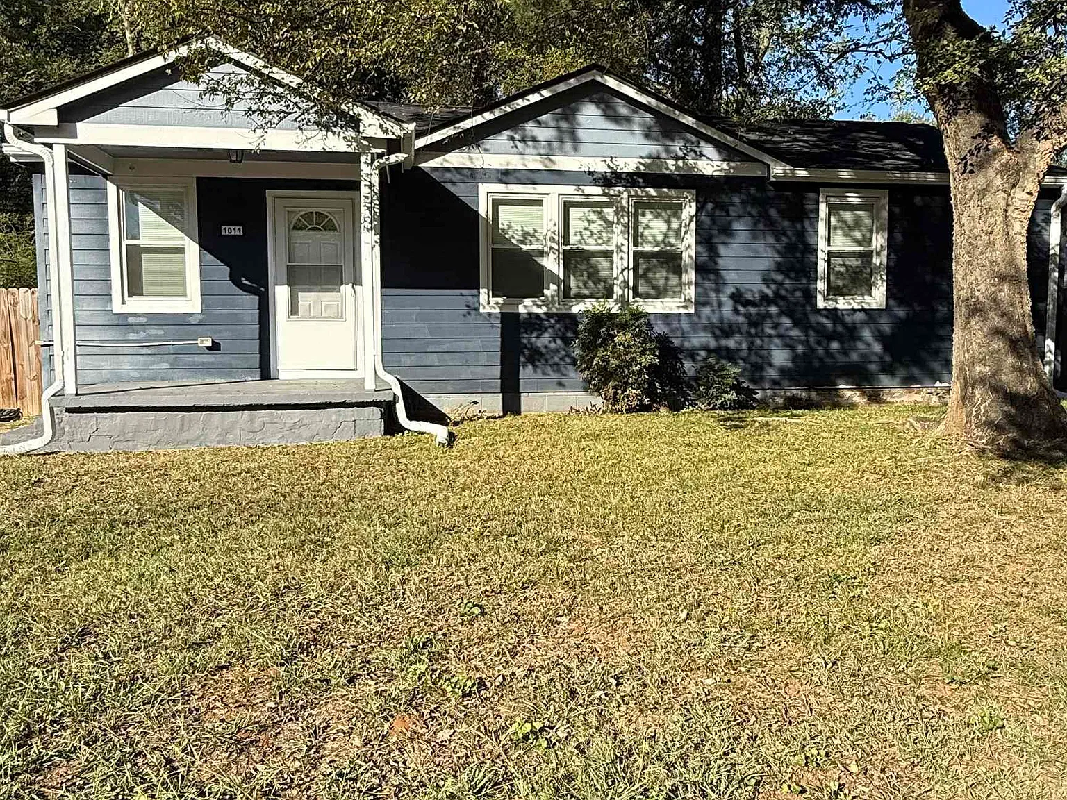 3 bed, 1.0 bath, 1118 sqft, $1,350 — Photo 1
