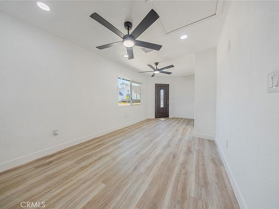 4th image of 957 Center St