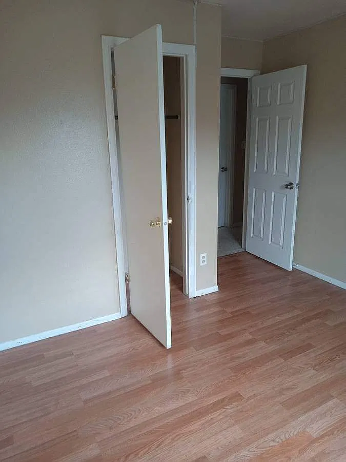5 bed, 2200 sqft, $650 — Photo 3