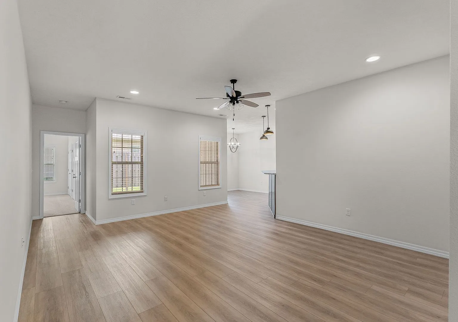 New Luxury 3 Bed 2 Bath 2 Car Garage Duplex — Photo 2