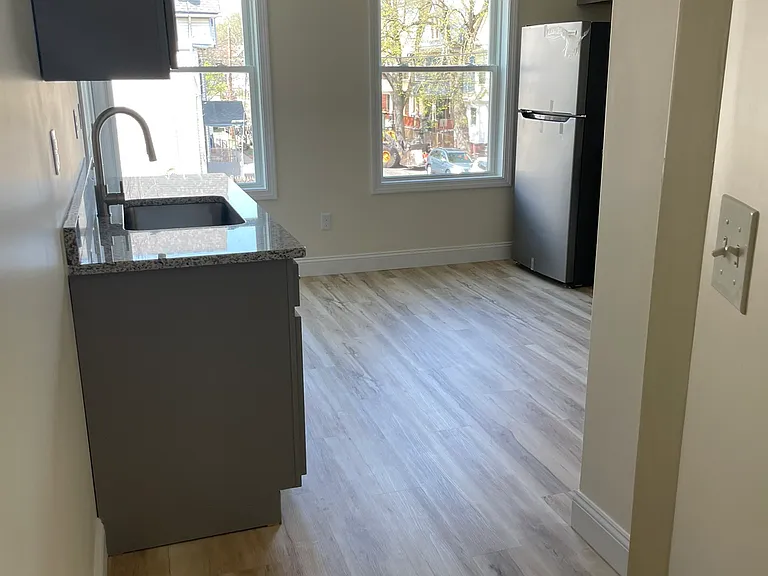 558 Winchester Ave — Photo 4