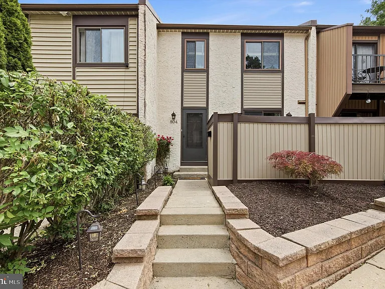 804 Bismark Way — Photo 2