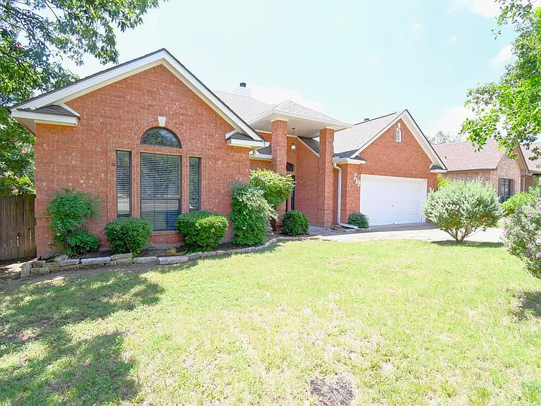 719 Oak Hollow Dr — Photo 1
