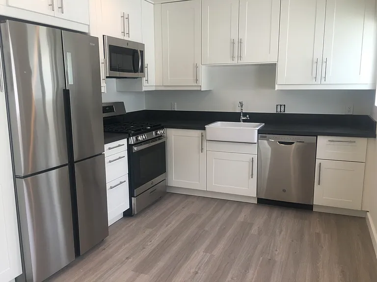 2076 Thomas Ave — Photo 2