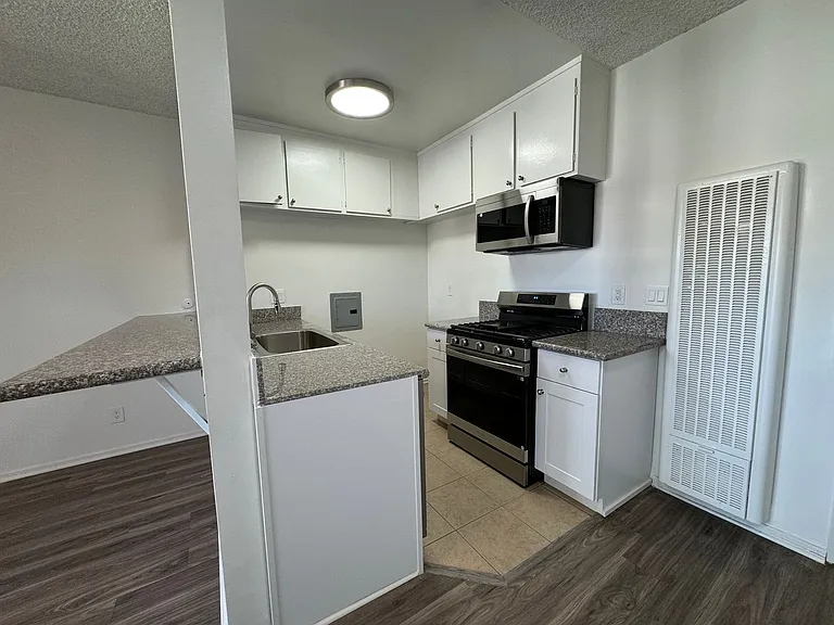 15925 Victory Blvd — Photo 7