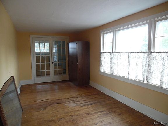 3rd image of 25828 Lake Linden Ave