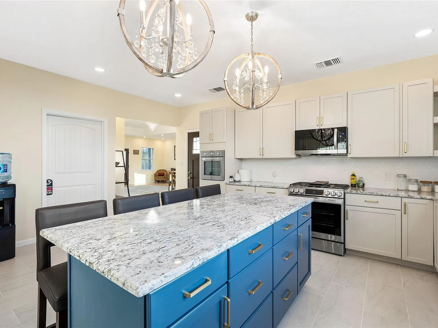 3 bed, 2.0 bath, 1416 sqft, $2,500 — Photo 4