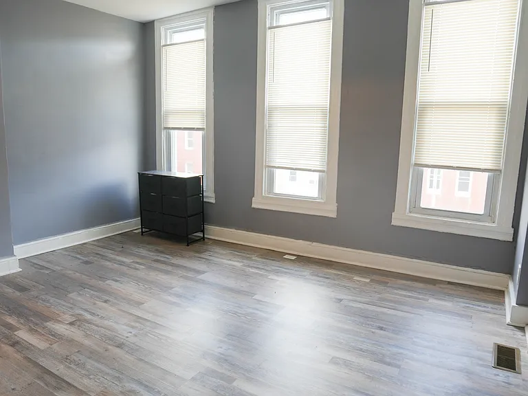 1321 W Lafayette Ave — Photo 16