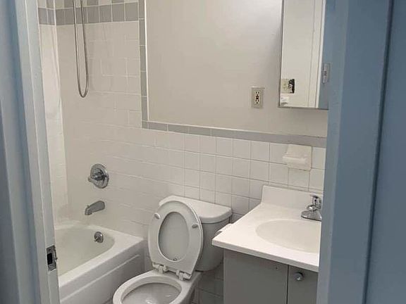 4th image of 3259 33rd St APT 2R