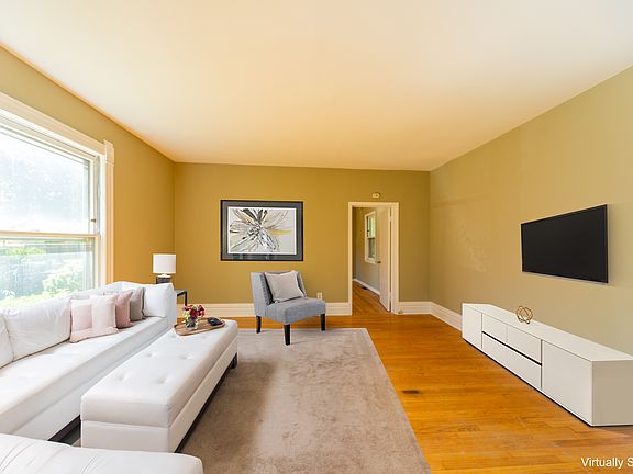 2nd image of 1818 Ashland Ave APT 1