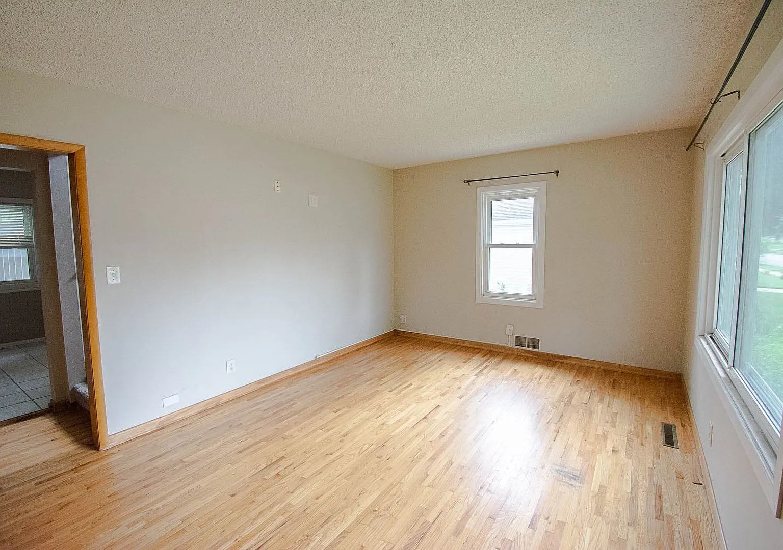 3BR Home on Large Corner Lot NW Rochester — Photo 3