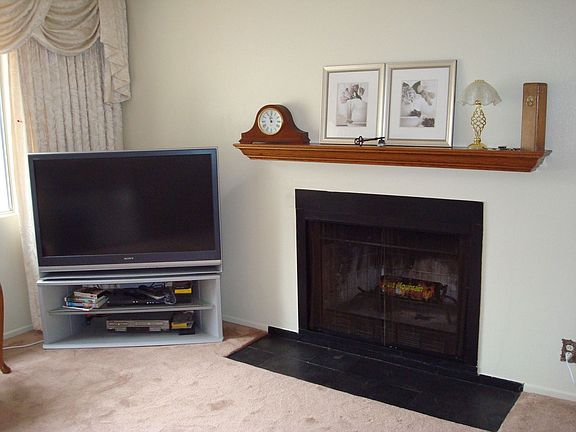 enjoy a warm fire in the lving room 