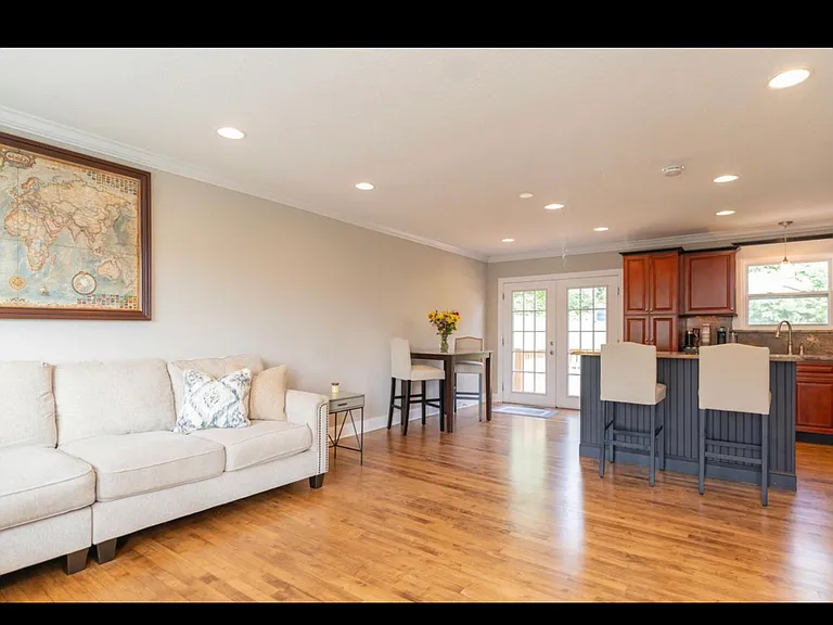 911 Crest Dr — Photo 2