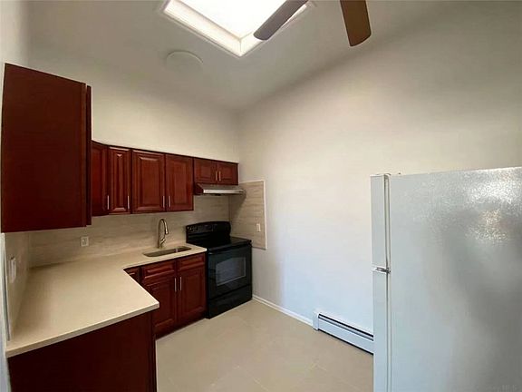 3rd image of 906 Hempstead Tpke Floor 2