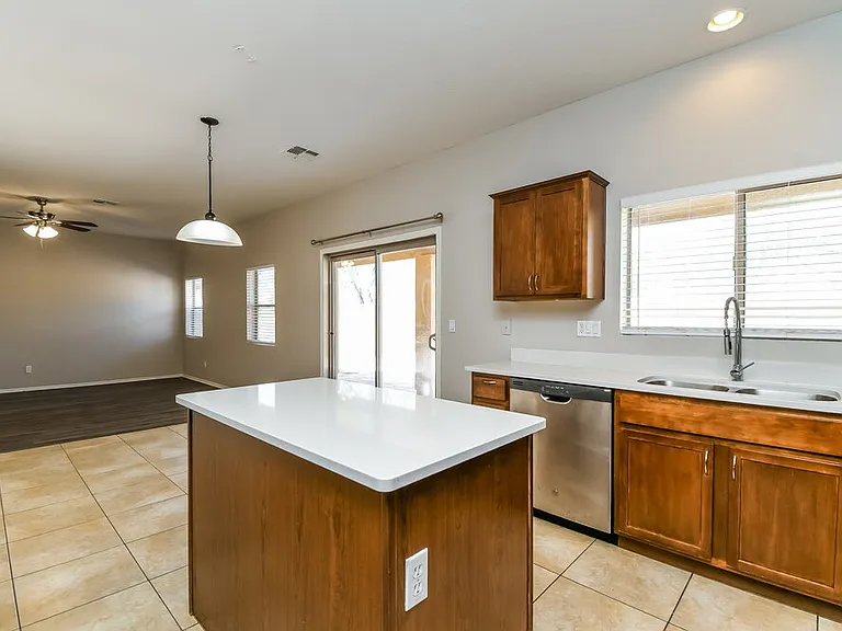 5206 W Glass Ln — Photo 9