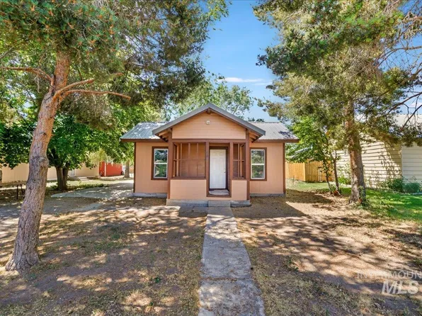 424 3rd St, Hazelton, ID 83335