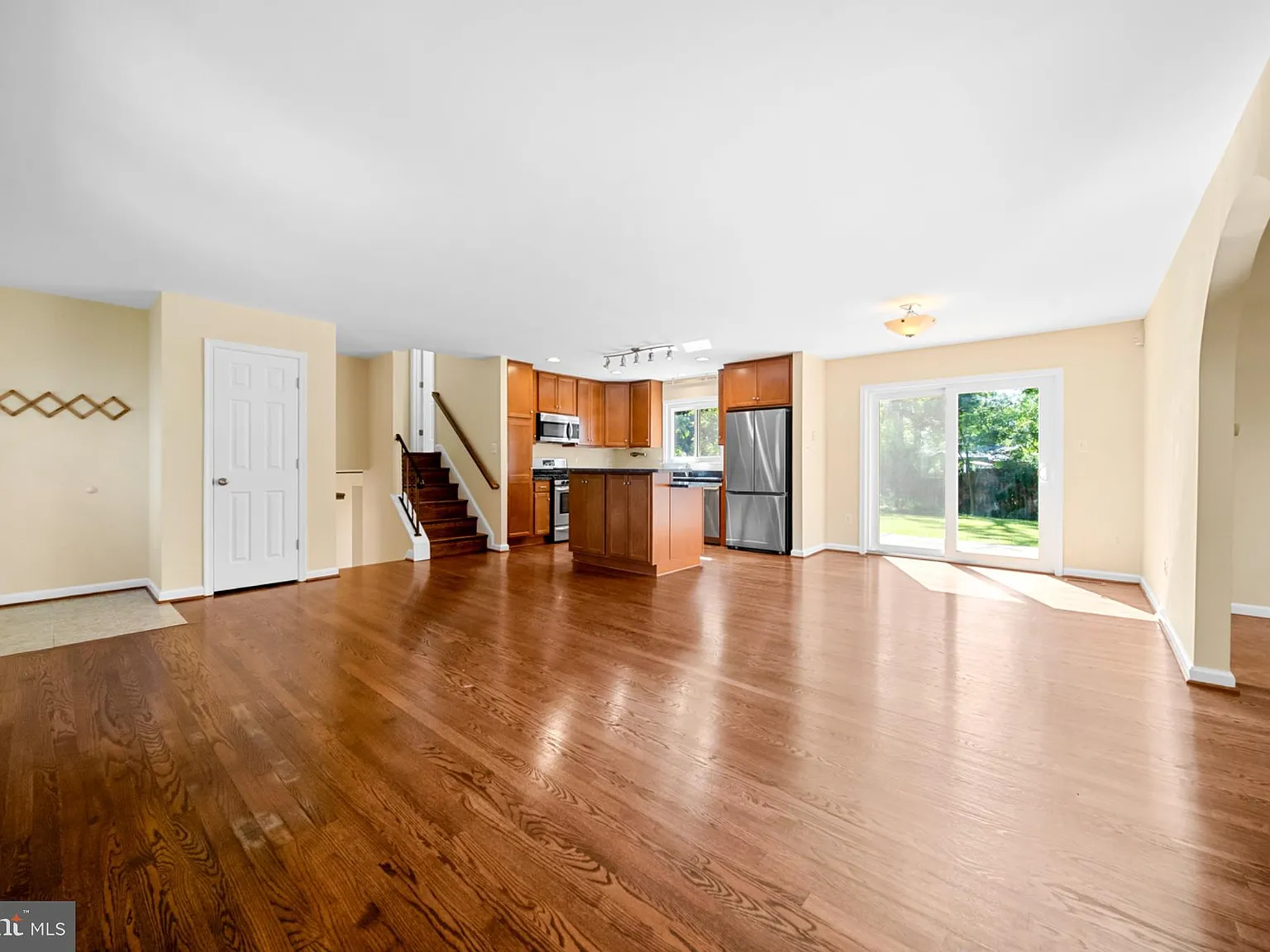 3 bed, 2.0 bath, 1352 sqft, $3,450 — Photo 3
