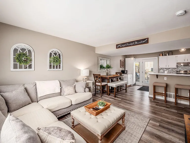 4945 Singleton Dr #13C — Photo 2