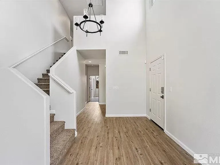 560 Golden Vista Ct — Photo 2