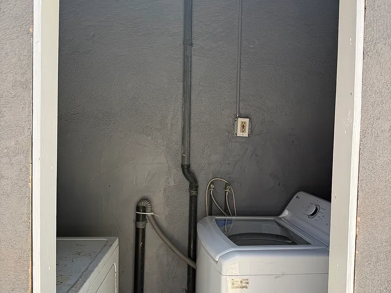 647 W Avenue 28 — Photo 16