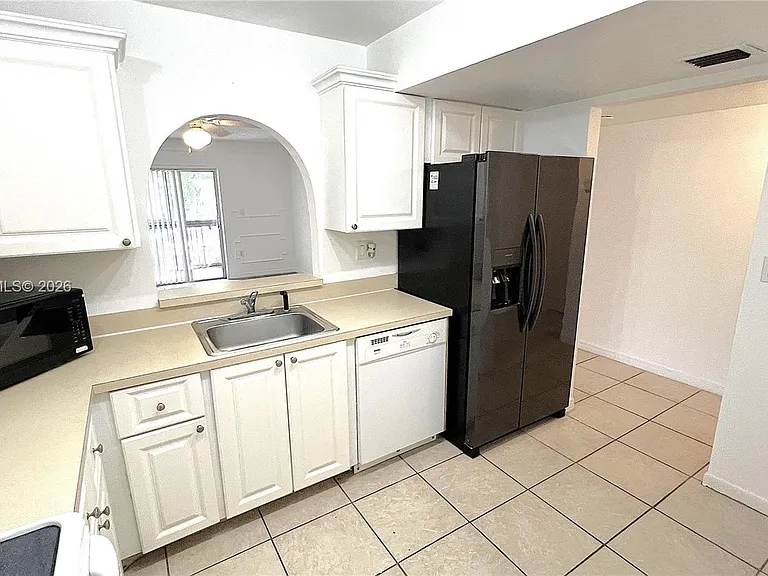 711 N Pine Island Rd #211 — Photo 4