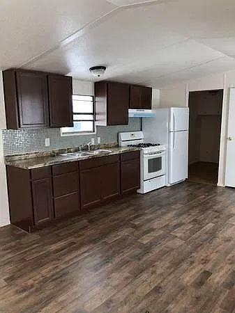 3 bed, 924 sqft, $700 — Photo 2