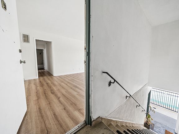 5th image of 16900 Parthenia St #18
