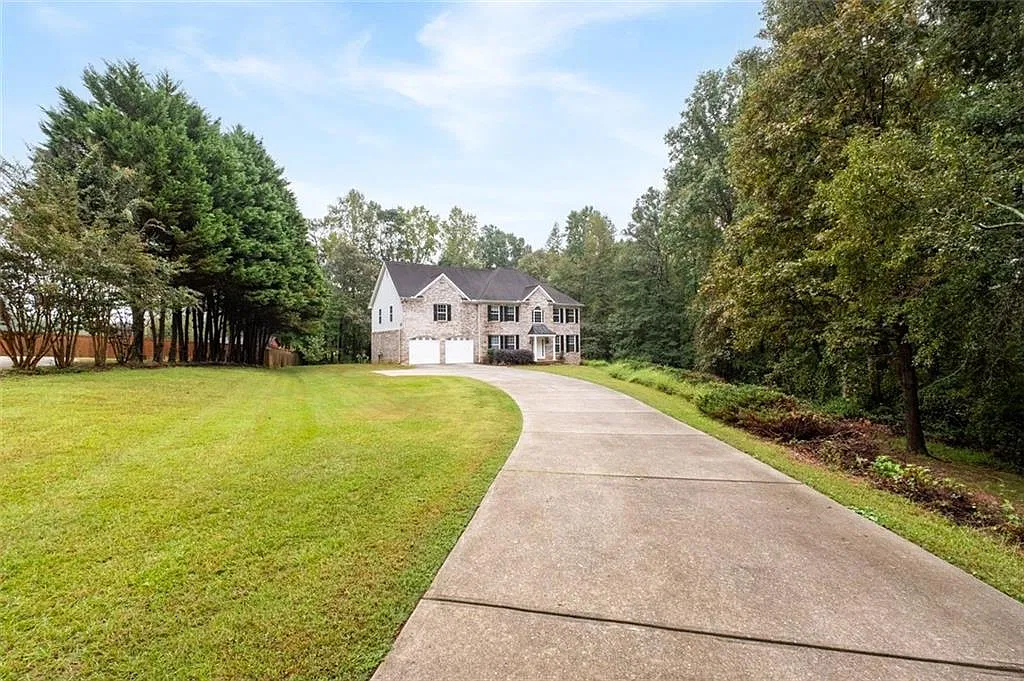 6 bed, 5.0 bath, 3944 sqft, $3,100 — Photo 2