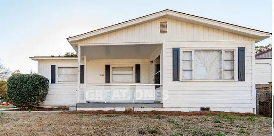 3 bed, 1.0 bath, 934 sqft, $1,440 — Photo 1