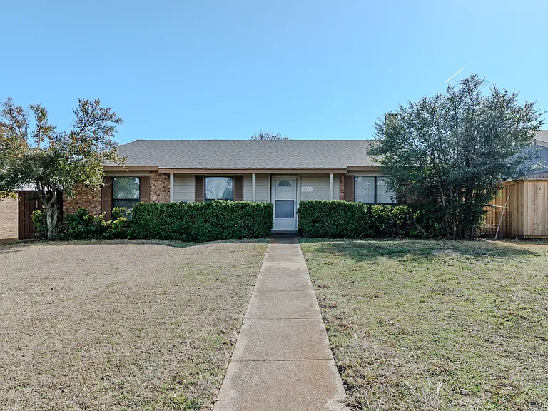 2614 Saint George Dr — Photo 1