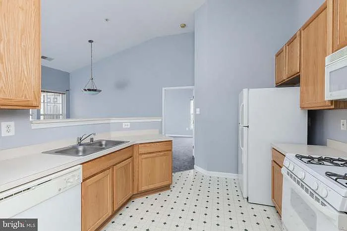 3033 Hunting Ridge Dr — Photo 4