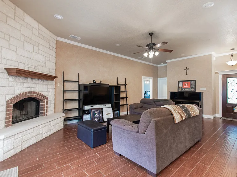2513 Jackson Dr — Photo 3