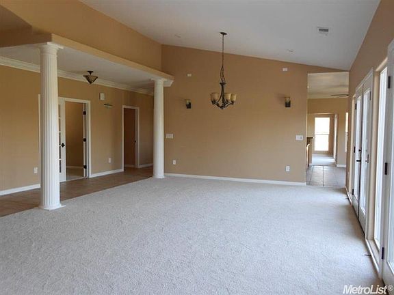 5th image of 27918 Sharon Ct