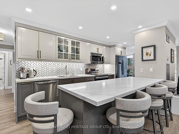 5th image of 40 Harding Blvd W #112