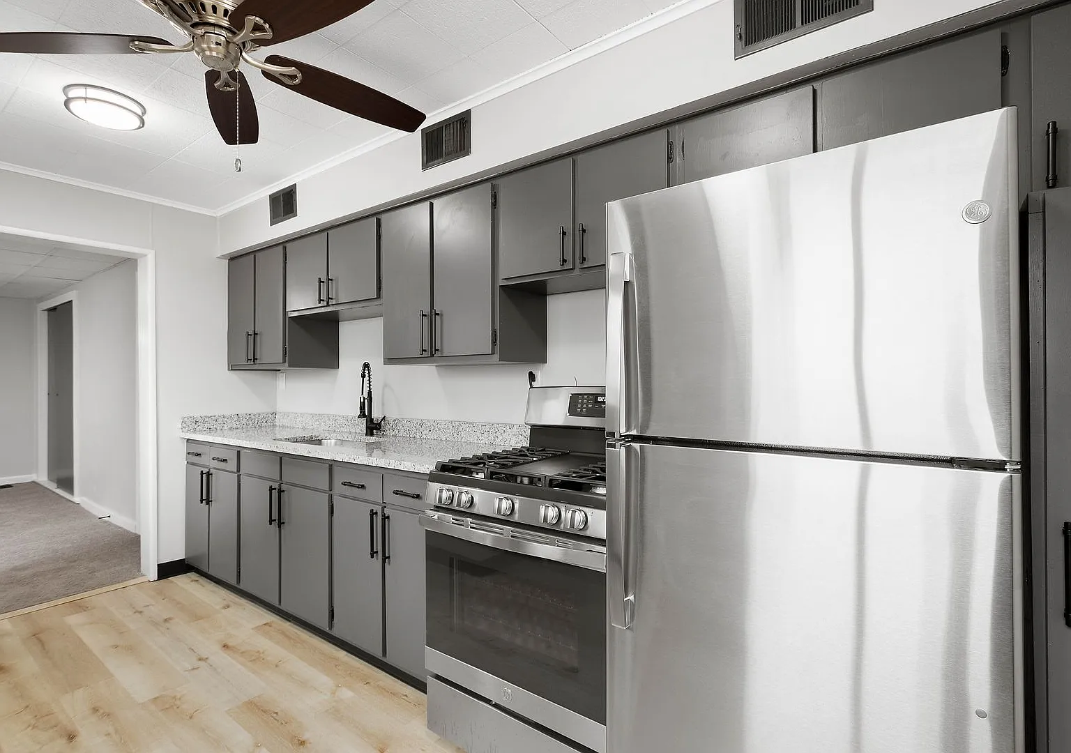 Beautiful 2 bedroom home in South Side Flats available October 1! — Photo 1