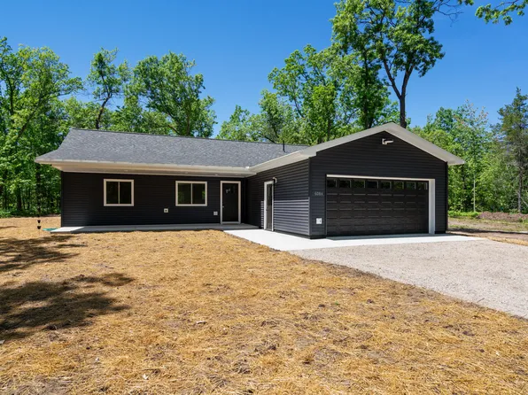 6084 Berry Ln, Indian River, MI 49749