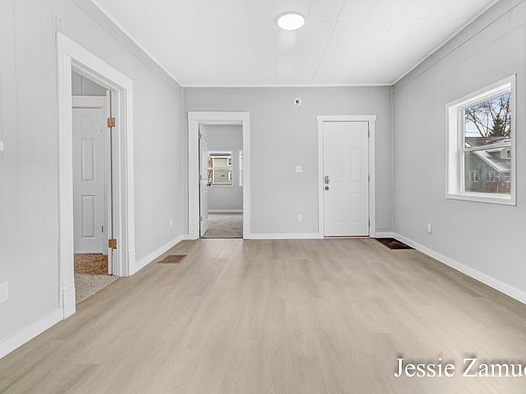 4th image of 1001 Lincoln Ave NW