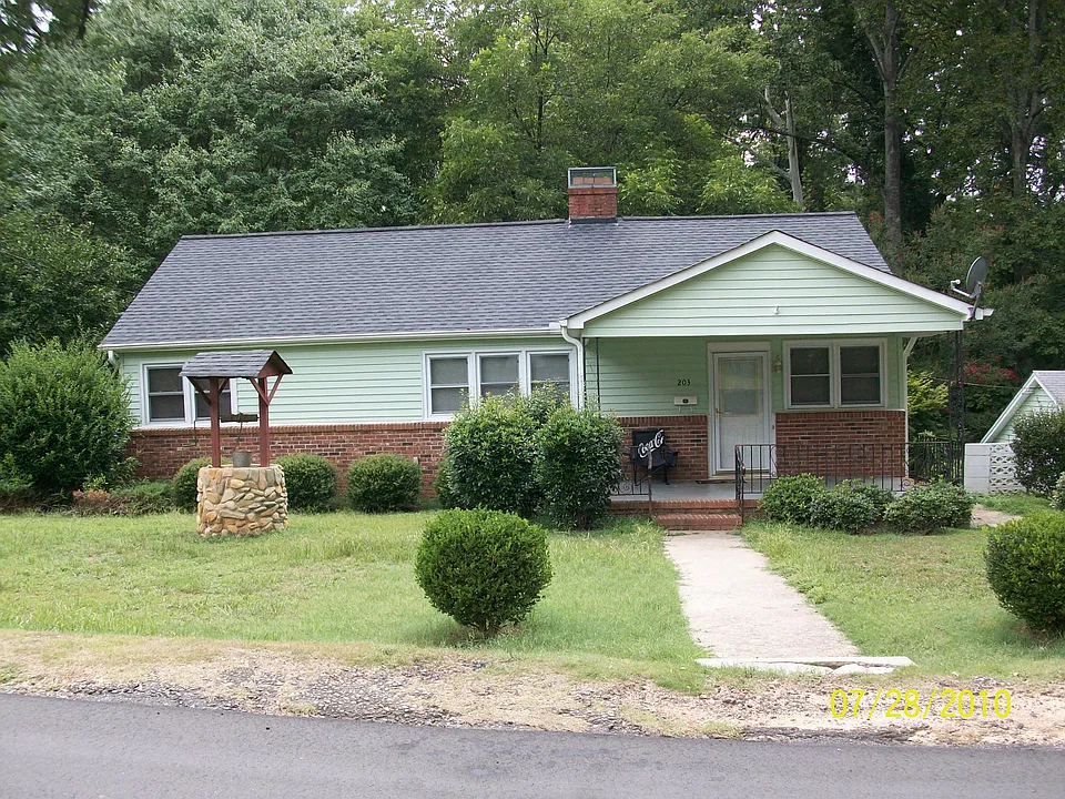203 Oak Cir