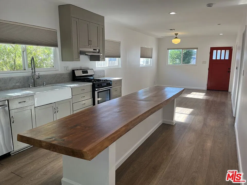 2 bed, 2.0 bath, 805 sqft, $4,000 — Photo 2