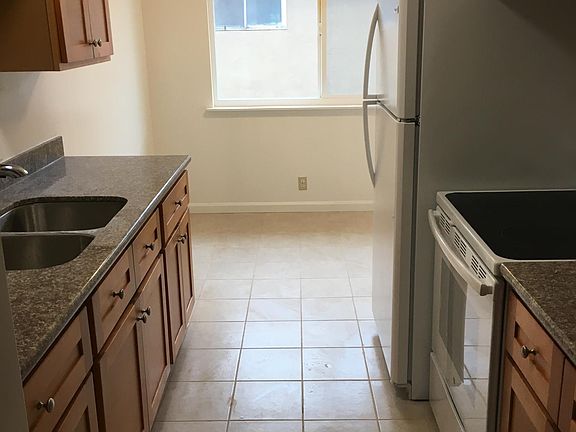 3rd image of 976 College Dr APT 2