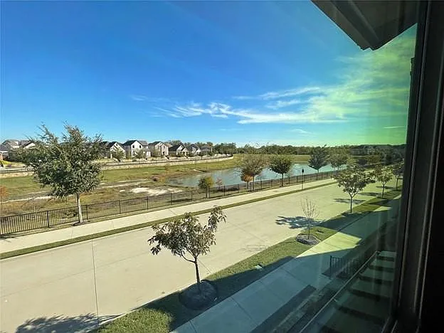 3 bed, 2070 sqft, $2,695 — Photo 4