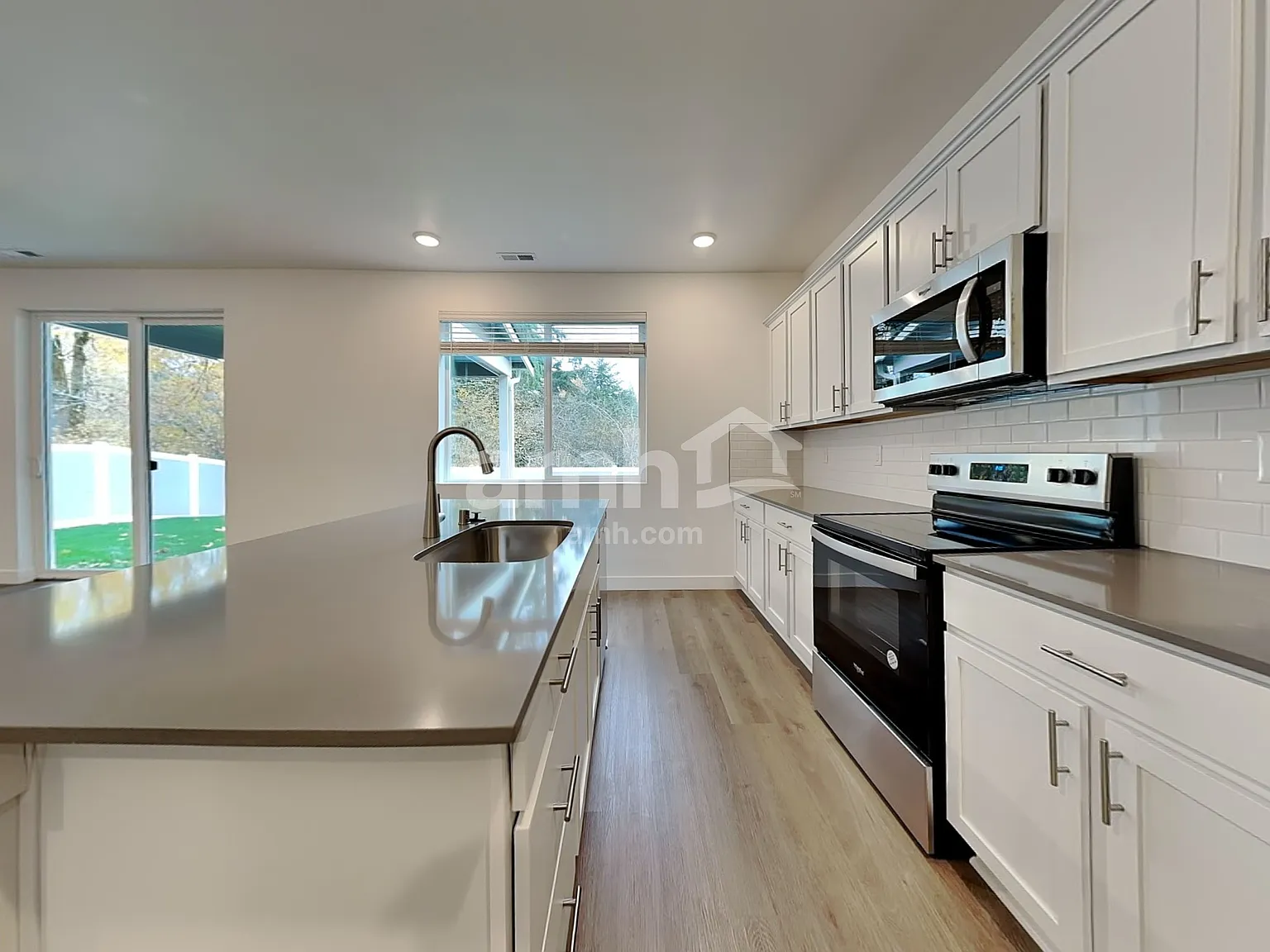 5 bed, 3.0 bath, 2434 sqft, $3,350 — Photo 3