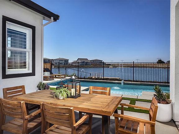 Kiper_SkyeAtRiverIslands_Res2-Patio_7999c-4500