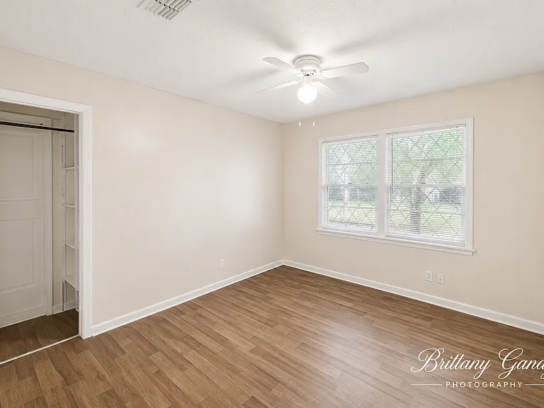 1504 Leslie St — Photo 9