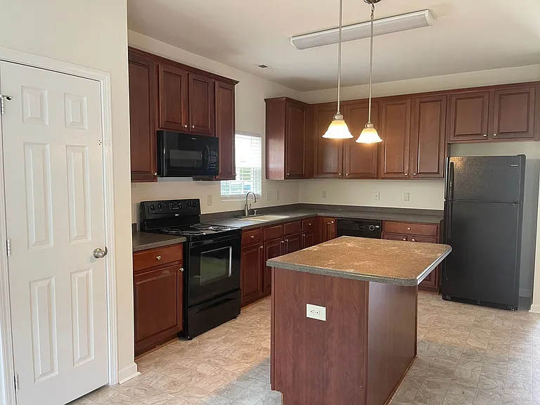 4806 Swanns Mill Dr — Photo 3