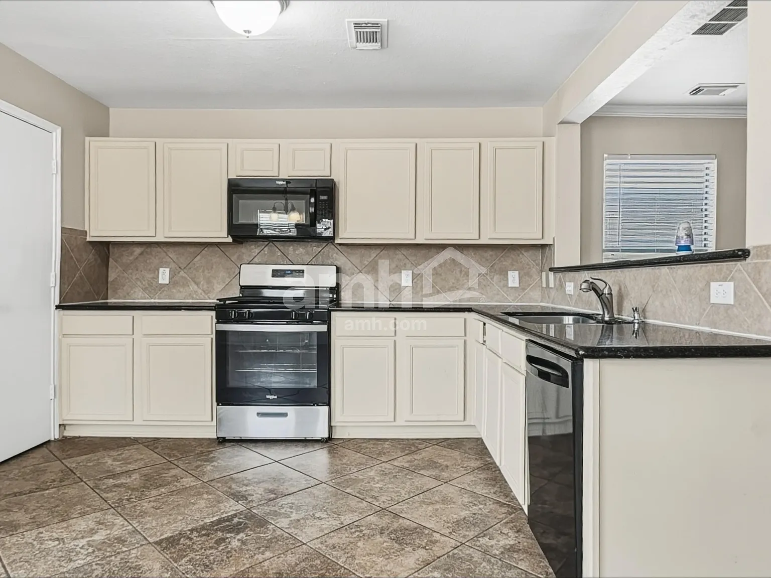 3 bed, 2.5 bath, 1933 sqft, $1,915 — Photo 3