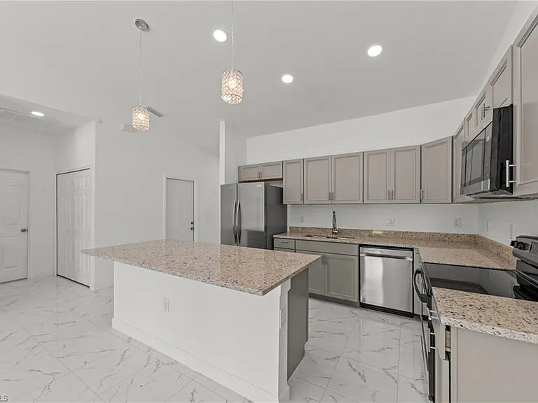 1940 Laverna Ave — Photo 9