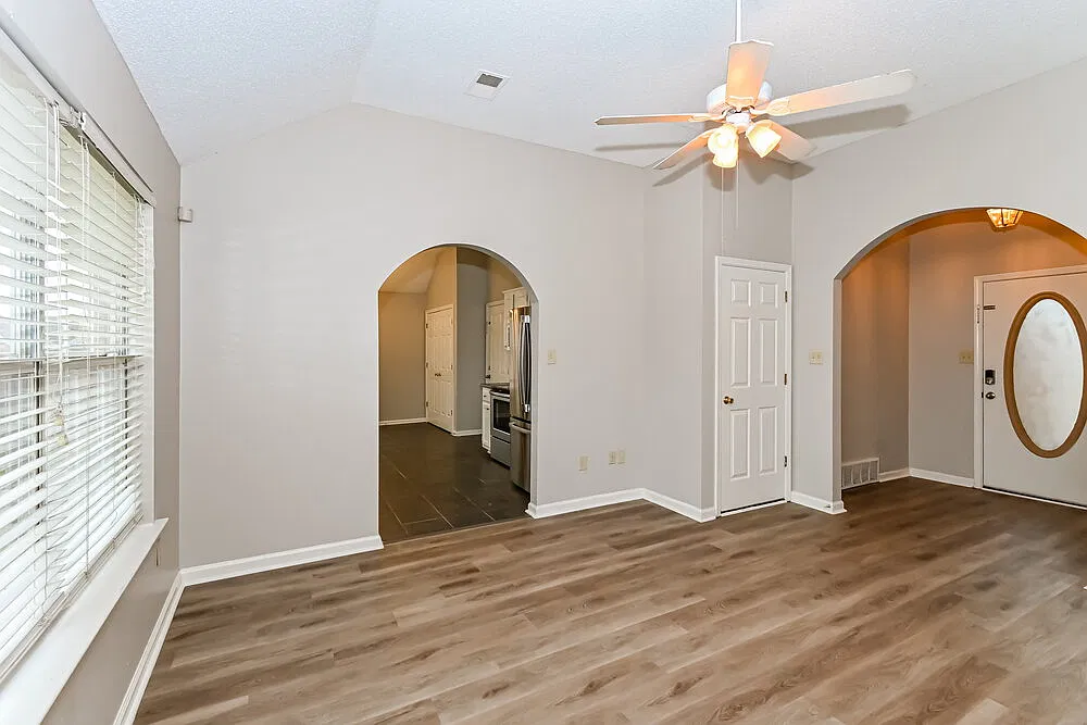 3 bed, 2.0 bath, 1737 sqft, $2,450 — Photo 4
